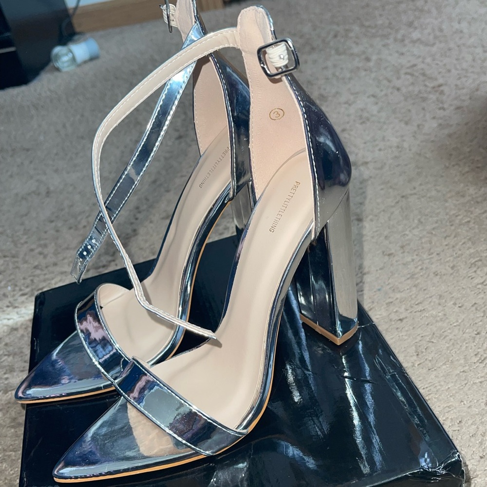 Silver heels - Picture 2 of 4